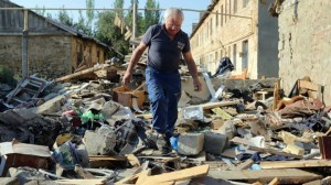 Житель деревни под Горловкой на развалинах своего дома после ожесточенного боя 10 августа