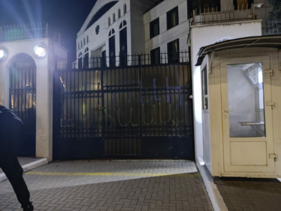 Date set for the first court hearing in the case of the man who wrote on the gate of the Russian Embassy in Chisinau “Putin – murderer”