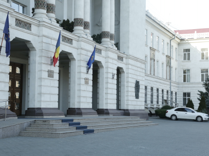 Date set for the first court hearing in the case of the man who wrote on the gate of the Russian Embassy in Chisinau “Putin – murderer”