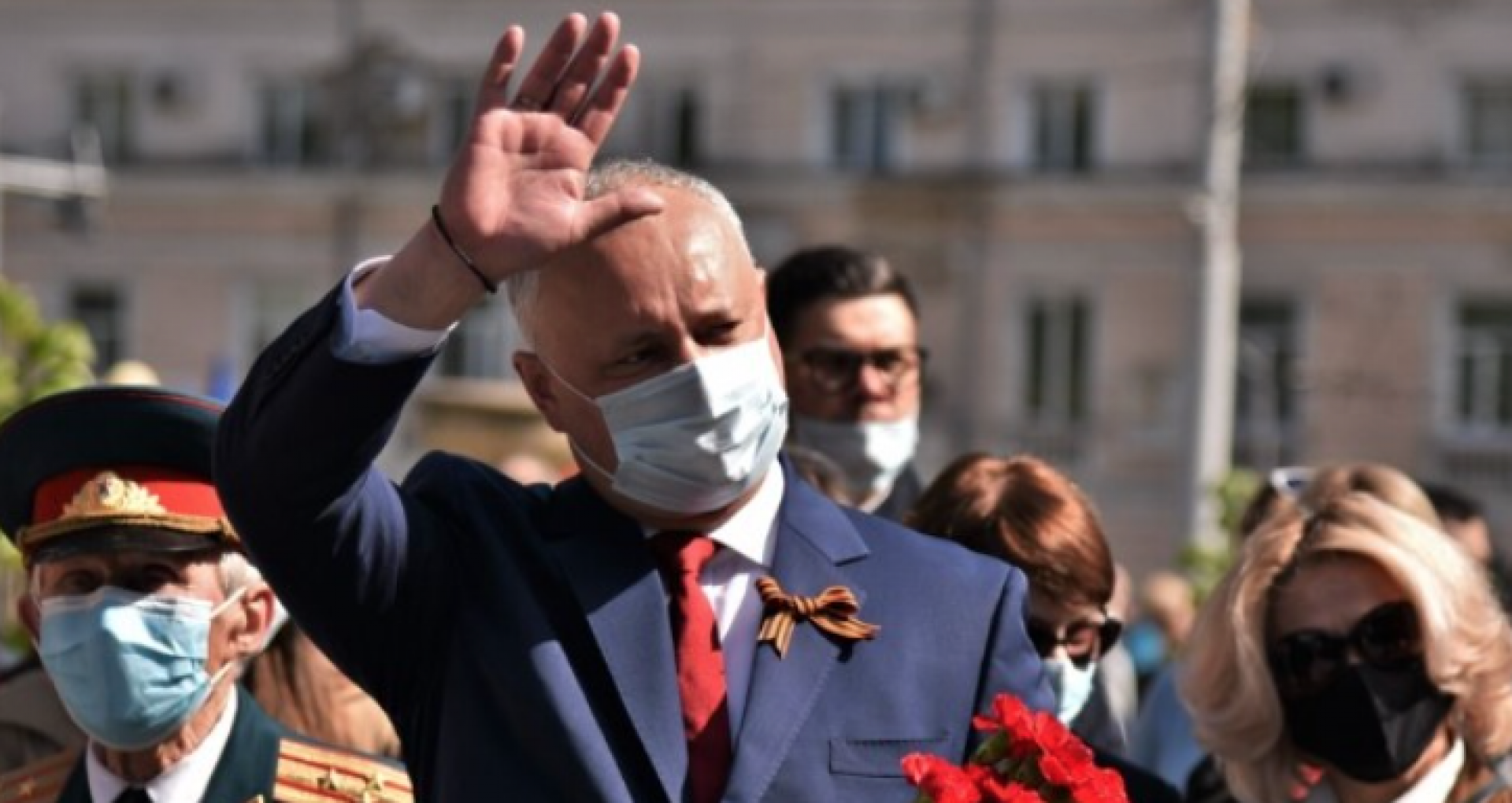 Socialist Igor Dodon challenged in the Chisinau Court the act by which he was fined 9000 lei for wearing the black-orange ribbon prohibited by law.