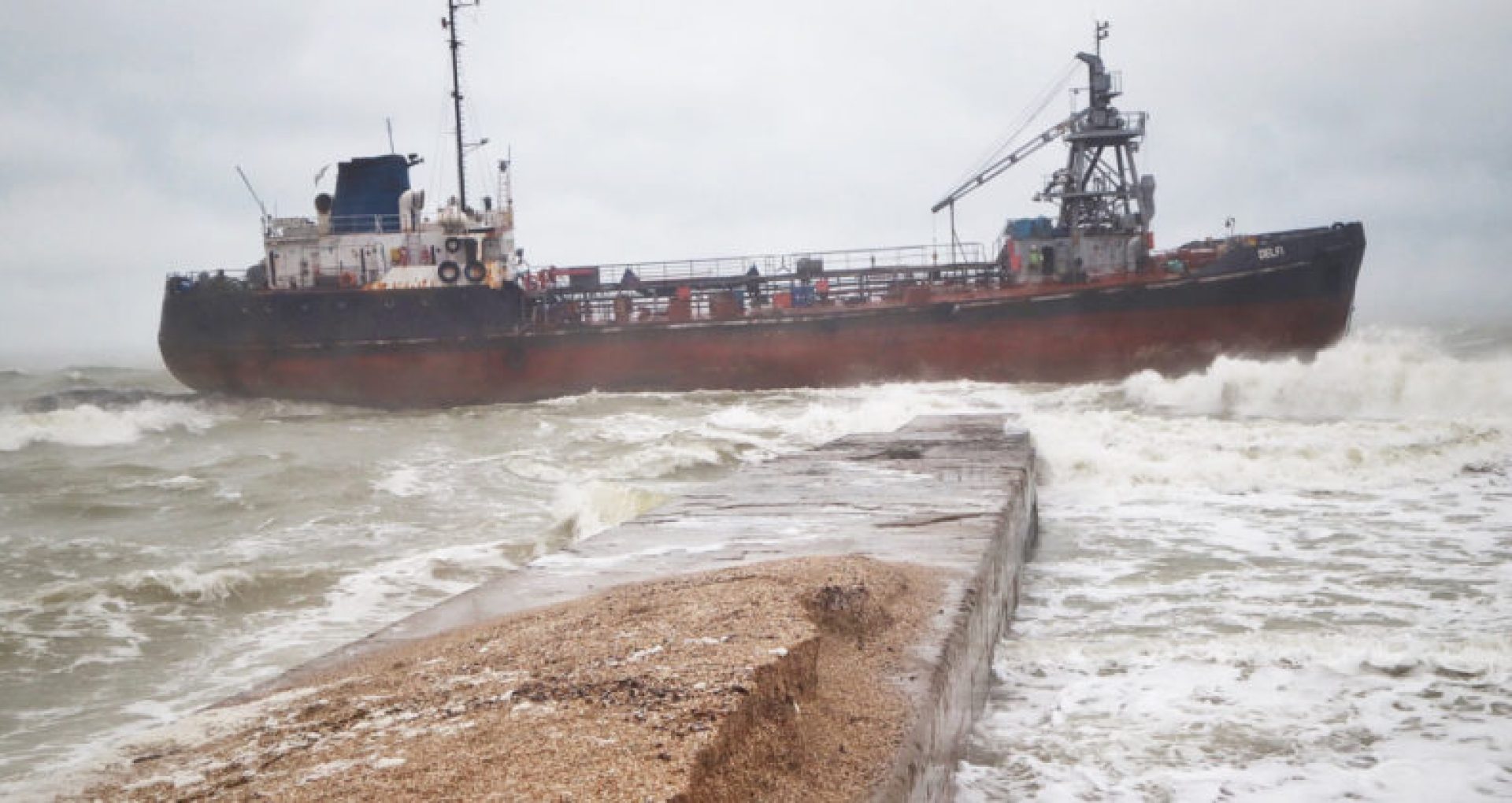 PHOTO/VIDEO A Tanker Under Moldova’s Flag Ran Aground Increasing the Pollution Level Near Odessa