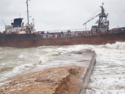 PHOTO/VIDEO A Tanker Under Moldova’s Flag Ran Aground Increasing the Pollution Level Near Odessa