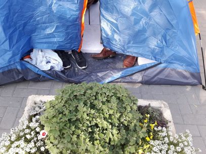 VIDEO / Under cover: “Food, and roubles, and ice cream, and pool.” How much does a day of sitting in tents in front of state institutions cost