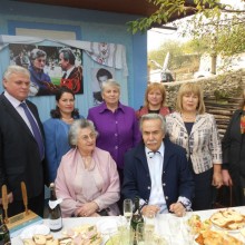 Dumitru Matcovschi la el acasă, împreună cu ai săi.