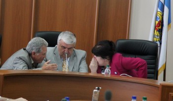 De la stânga la dreapta: Tudor Șoitu (vicepreședinte CCRM), Serafim Urechean (președintele CCRM), Ecaterina Paknehad (membră a CCRM) în timpul ședinței de examinare a raportului privind devizul de cheltuieli la BNM