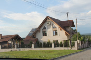 Casa lui Radu Blaj și terenul din fața casei, care aparține lui Vlad Modârcă, foto: ZdG