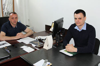 Șeful CCCI, Iurie Cațer, și Igor Sârțu, de la secția Mijloace de Plată Electronice