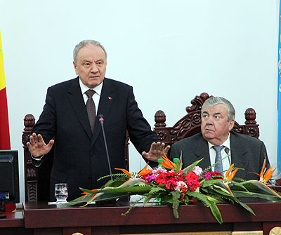 Actualul președinte al R. Moldova, Nicolae Timofti, și Mircea Snegur