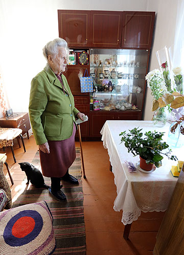 De Ziua Profesorului, Maria Mihailov a fost vizitată de mai mulți elevi ai școlii din sat chiar la ea acasă. Aceștia i-au adus numeroase buchete de flori