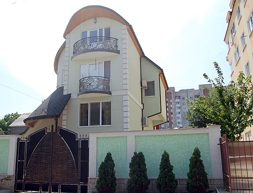 Casa lui Igor Dodon se află în imediată apropiere a blocului în care Alexandru Dodon are un apartament de peste 200 m,p.