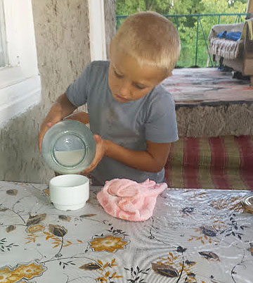 Copiii învață de mici să participe la treburile casnice