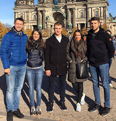 Tinerii stabiliți la Copenhaga, Danemarca, vor călători aproape o mie de km până la secția de vot de la Berlin, Germania