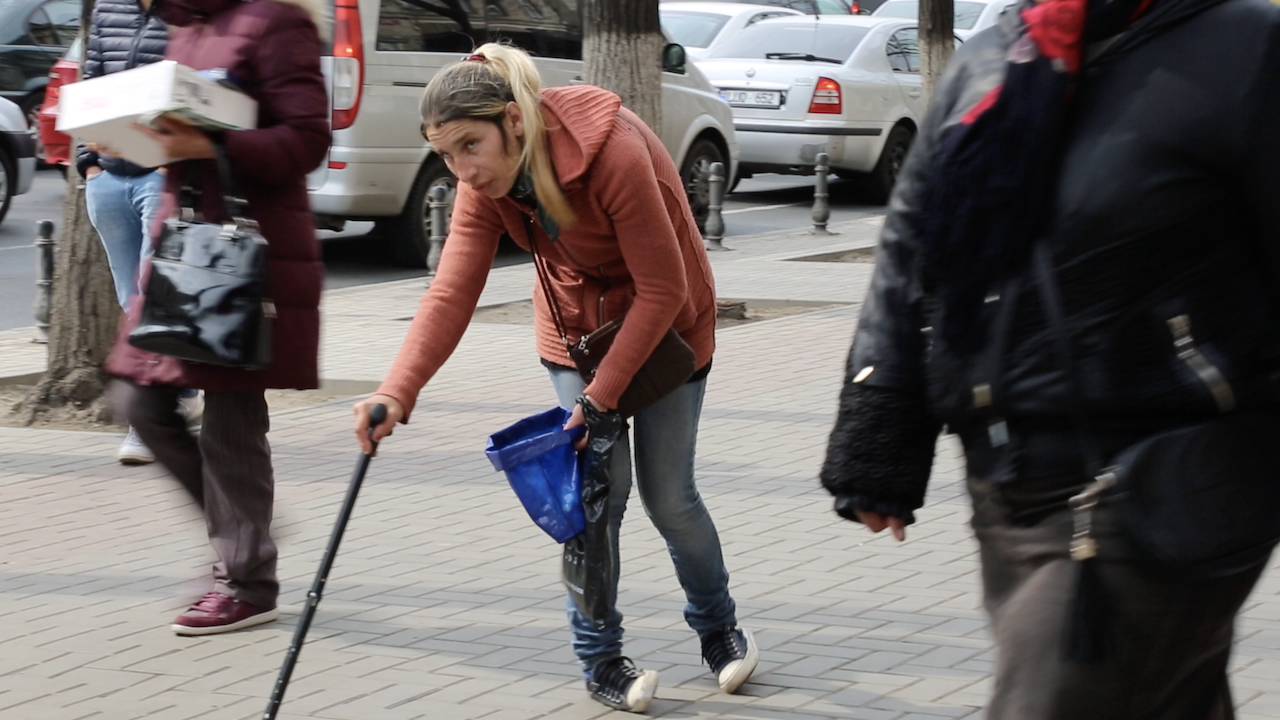 Попрошайки на улицах. Попрошайки на улицах города. Красивая попрошайка. Вокзальный попрошайка.